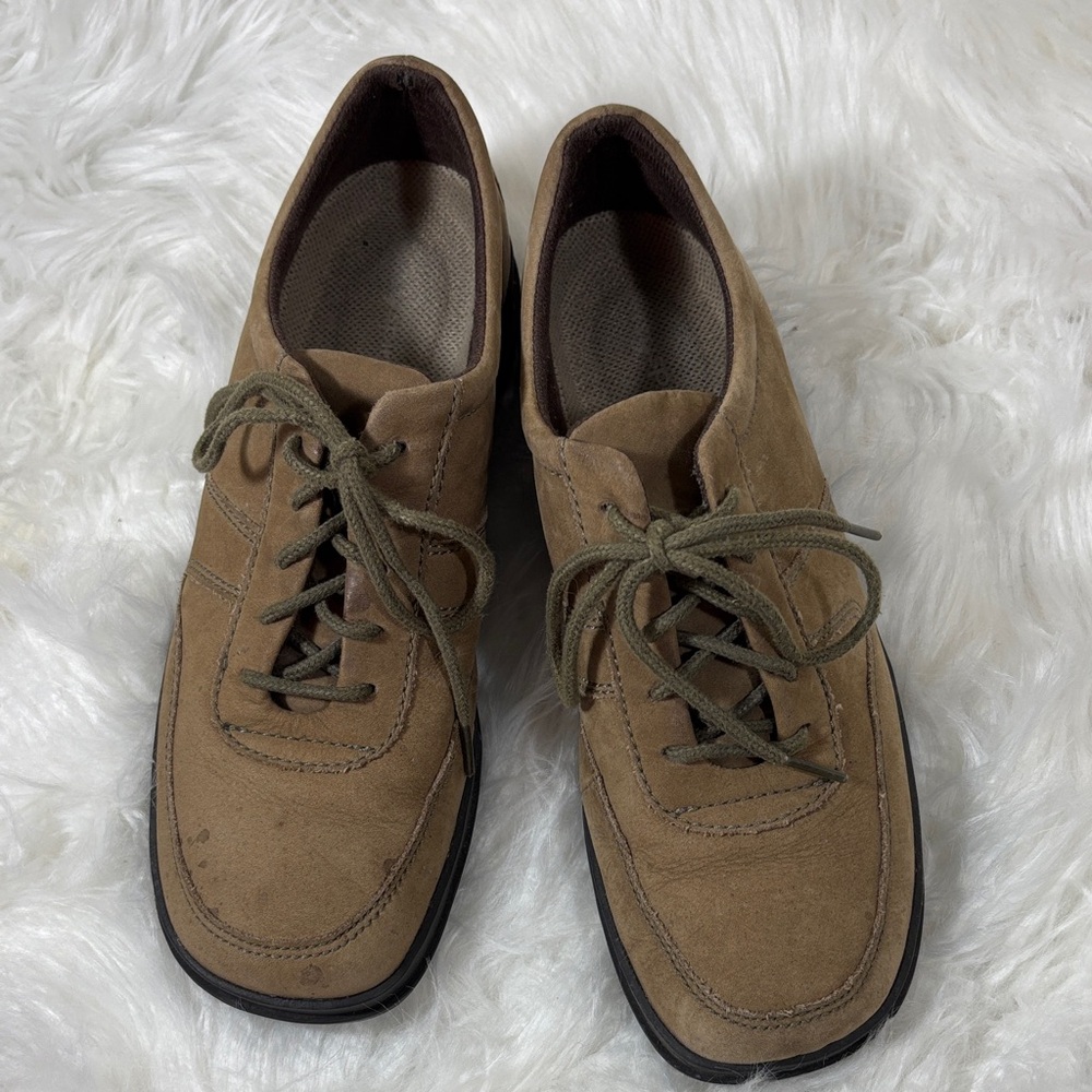 Women’s Easy Spirit Casual Suede Lace-Up Tan Shoes